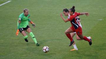 内马尔踢球风格引热议，球迷反应两极分化（配图示意）