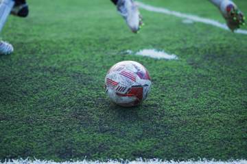 哈兰德偷喝对方门将的水，喝完不忘递水给对方：你喝不喝？网友：还怪贴心的｜威廉体育首页（配图示意）